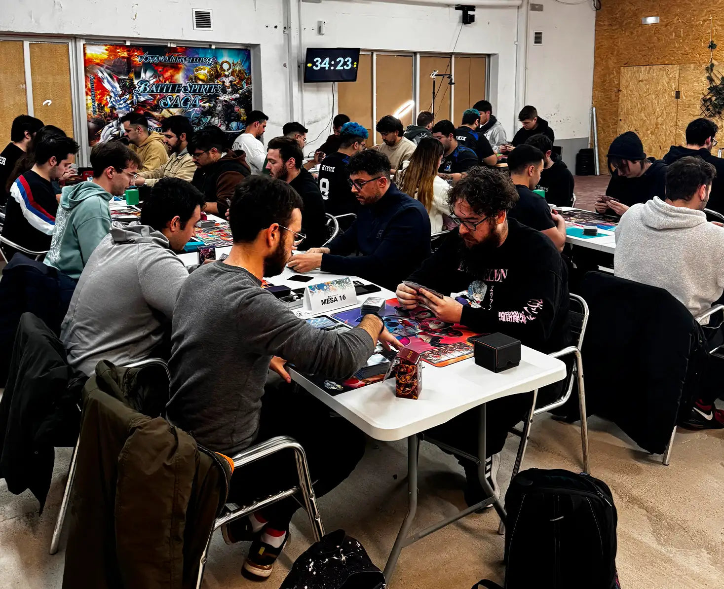 Caja de juego cúbica negra sobre mesa blanca